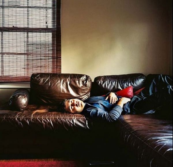 Люди, які дивляться телевізор. ФОТО