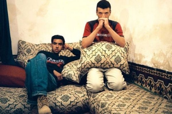 Люди, які дивляться телевізор. ФОТО