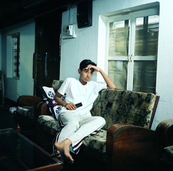 Люди, які дивляться телевізор. ФОТО