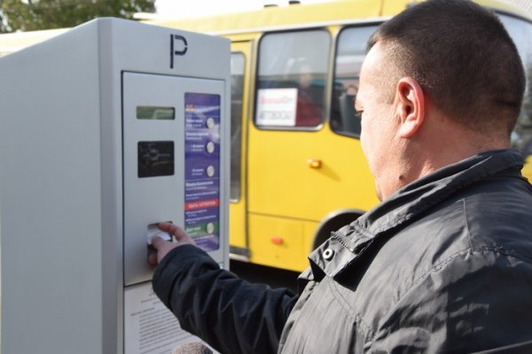 У Луцьку відкрили першу платну комунальну парковку. ФОТО