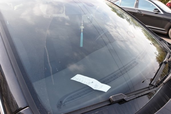 У Луцьку відкрили першу платну комунальну парковку. ФОТО