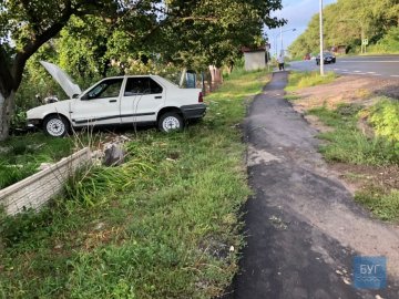 На Волині легковик злетів з траси і врізався у паркан. ФОТО