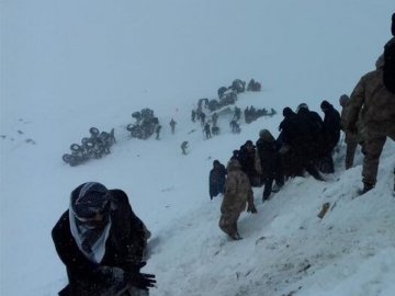 Троє українських туристів потрапили під лавину в Грузії