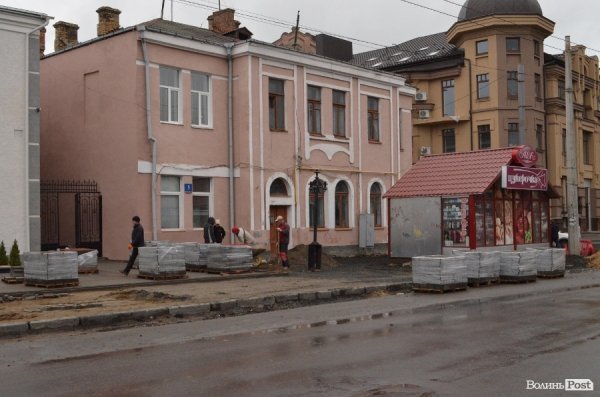 У центрі Луцька зносять стовпи