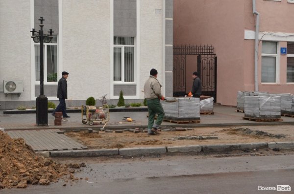 У центрі Луцька зносять стовпи