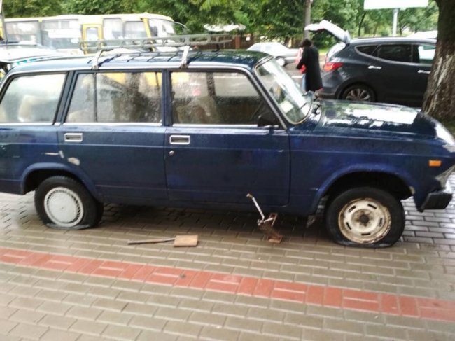 Не підлягає ремонту: через яму у Луцьку в авто спускає колеса. ФОТО