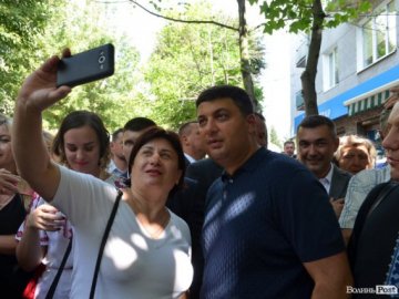 Щастя молодим та селфі-бум: як Гройсман гуляв центром Луцька. ФОТО