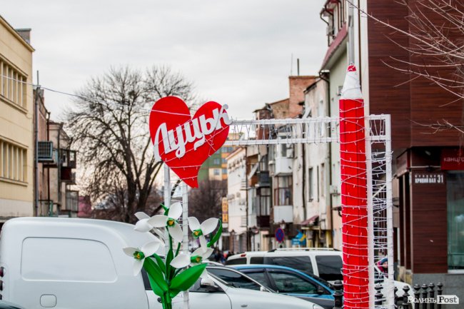 За день до свята: Луцьк накрила тюльпанова лихоманка. ФОТО