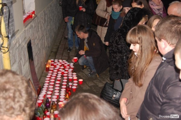 У Луцьку запалили свічки пам’яті за загиблими на Майдані. ФОТО