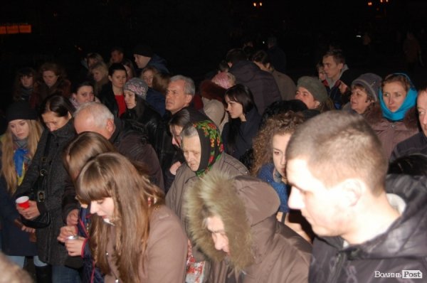 У Луцьку запалили свічки пам’яті за загиблими на Майдані. ФОТО