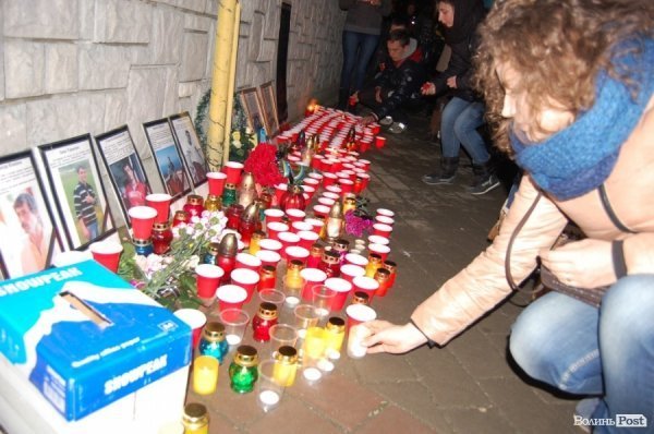У Луцьку запалили свічки пам’яті за загиблими на Майдані. ФОТО