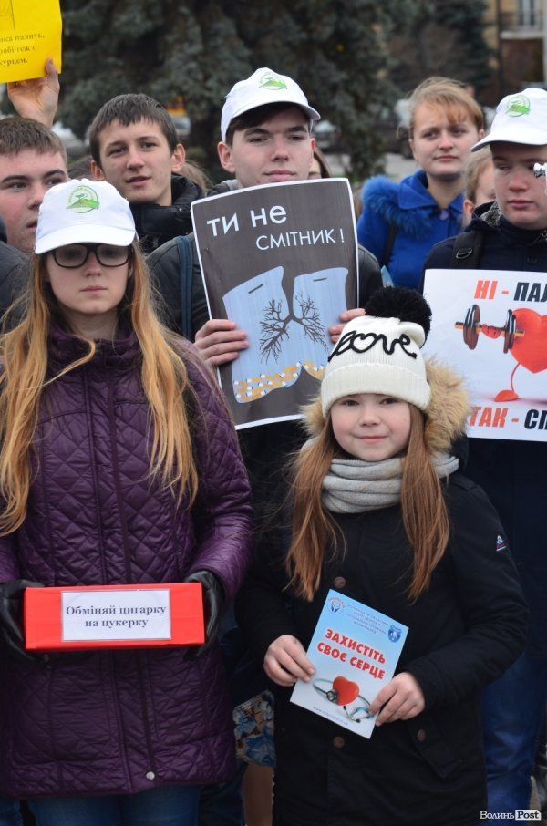 У Луцьку студенти вийшли на марш проти куріння. ФОТО 