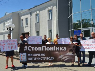 Під луцьким судом активісти з Хмельниччини та Житомирщини влаштували акцію протесту. ФОТО