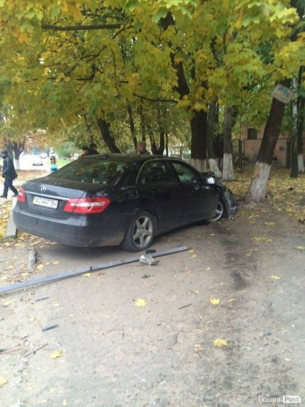 «П'яна» аварія в Луцьку: авто знесло паркан