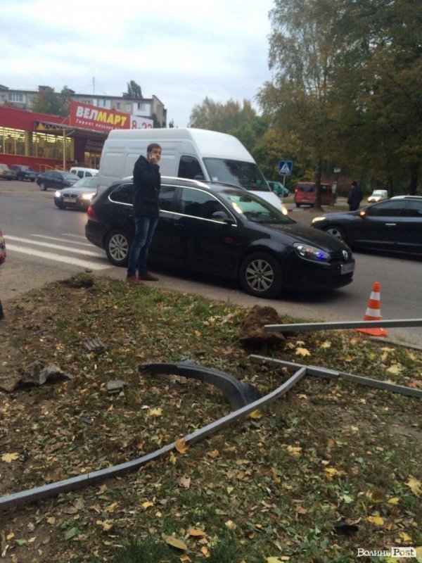 «П'яна» аварія в Луцьку: авто знесло паркан