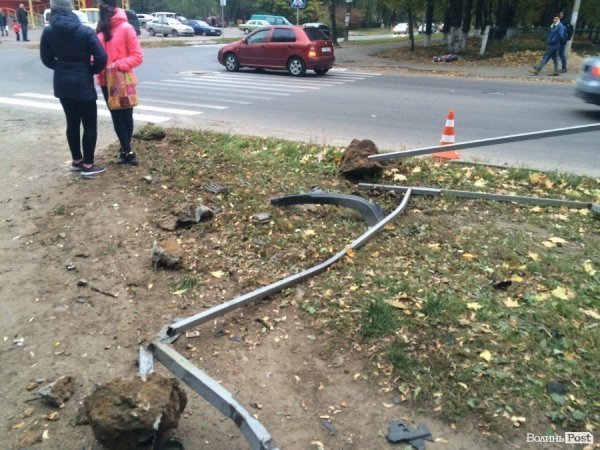 «П'яна» аварія в Луцьку: авто знесло паркан