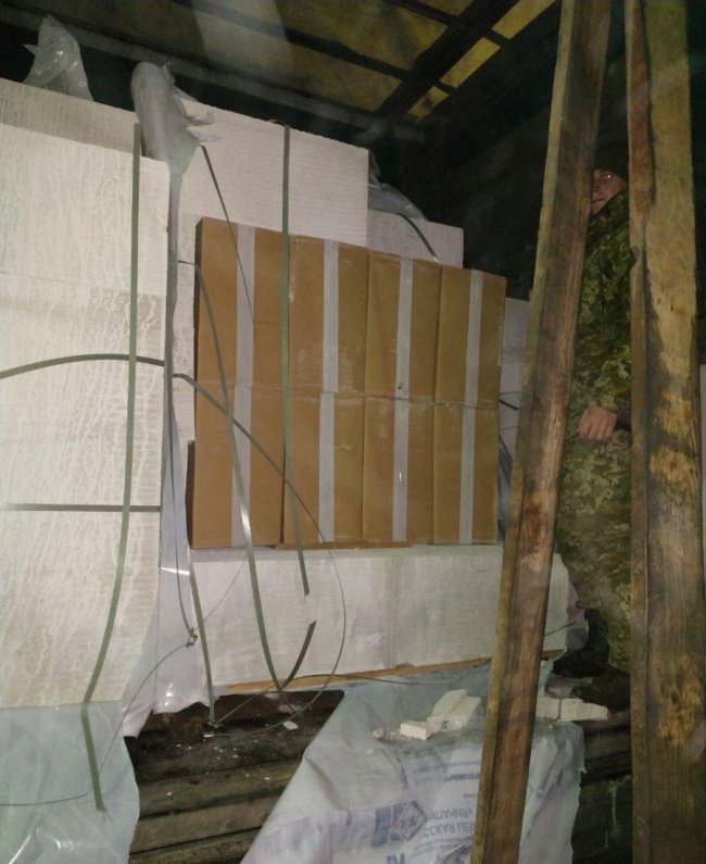 На Волині у вантажівці знайшли «замуровані» у піноблоках контрабандні сигарети. ФОТО. ВІДЕО