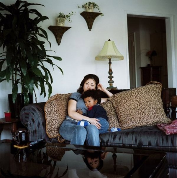 Люди, які дивляться телевізор. ФОТО