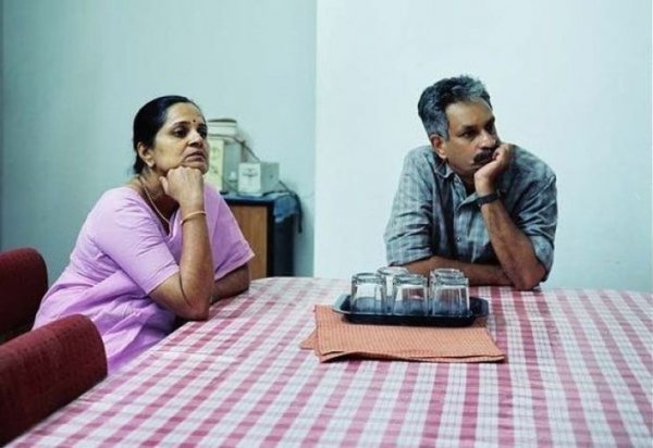 Люди, які дивляться телевізор. ФОТО