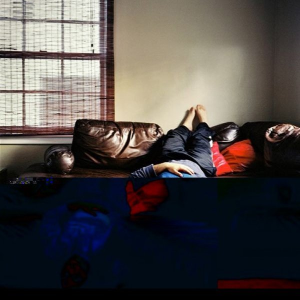 Люди, які дивляться телевізор. ФОТО