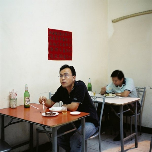 Люди, які дивляться телевізор. ФОТО