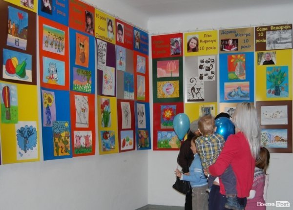 У луцькій мистецькій галереї – сотні дитячих малюнків. ФОТО 