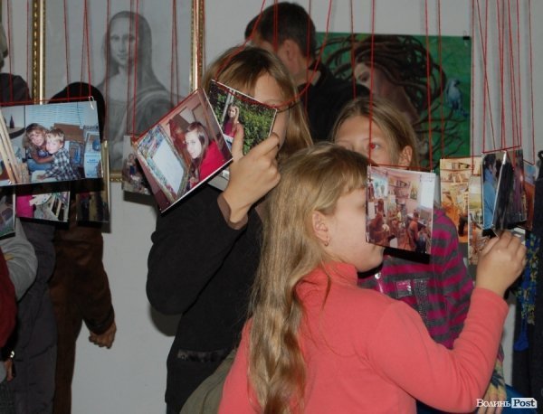 У луцькій мистецькій галереї – сотні дитячих малюнків. ФОТО 