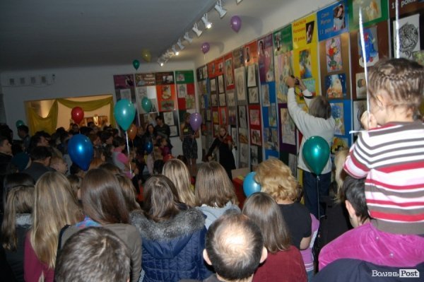 У луцькій мистецькій галереї – сотні дитячих малюнків. ФОТО 
