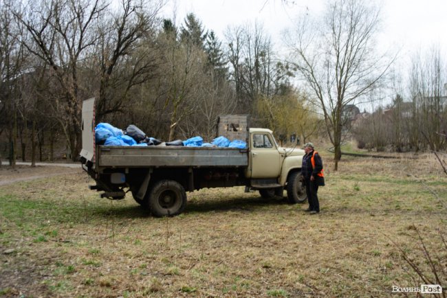 У джинсах та рукавичках: як Савченко зі студентами збирав сміття. ФОТО