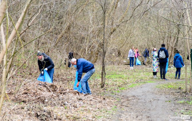 У джинсах та рукавичках: як Савченко зі студентами збирав сміття. ФОТО