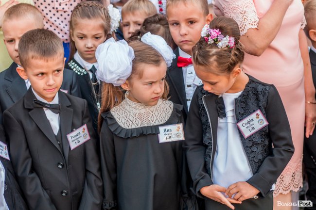 Квіти, вітання та усміхнені першачки: у луцькій школі №9 пролунав перший дзвоник. ФОТО