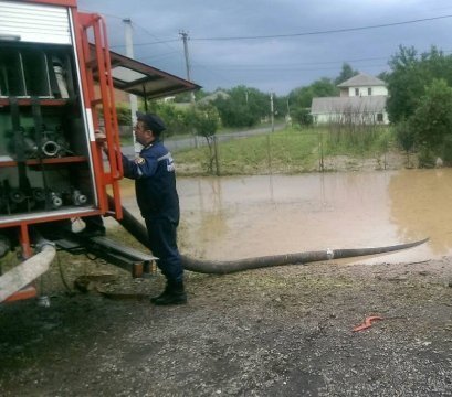 На заході України потужний вітер пошкодив понад 6 тисяч покрівель. ФОТО