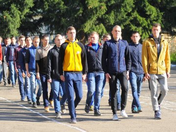 До армії урочисто відправили майже сотню юнаків з Волині. ФОТО