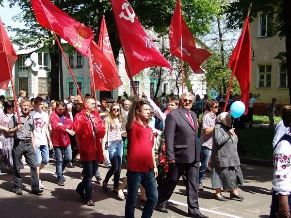 День Перемоги у Нововолинську: гвоздики, георгіївські стрічки, червоні прапори. ФОТО. ВІДЕО