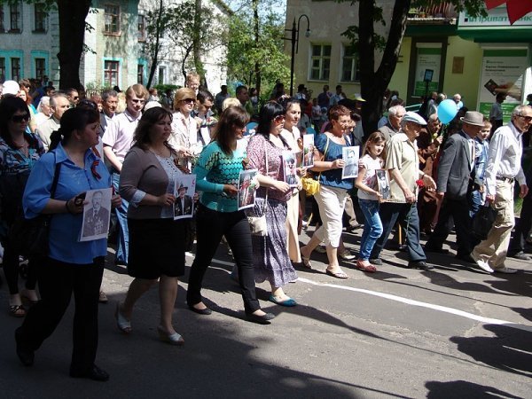 День Перемоги у Нововолинську: гвоздики, георгіївські стрічки, червоні прапори. ФОТО. ВІДЕО