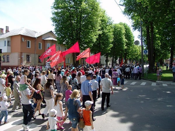 День Перемоги у Нововолинську: гвоздики, георгіївські стрічки, червоні прапори. ФОТО. ВІДЕО