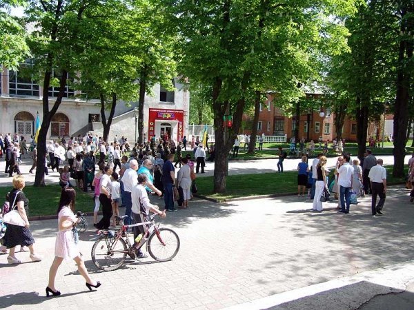 День Перемоги у Нововолинську: гвоздики, георгіївські стрічки, червоні прапори. ФОТО. ВІДЕО