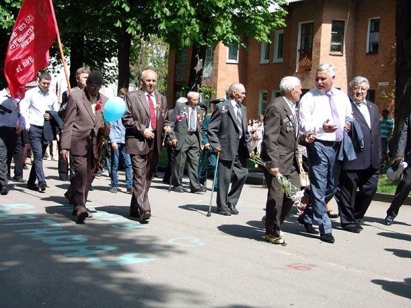День Перемоги у Нововолинську: гвоздики, георгіївські стрічки, червоні прапори. ФОТО. ВІДЕО