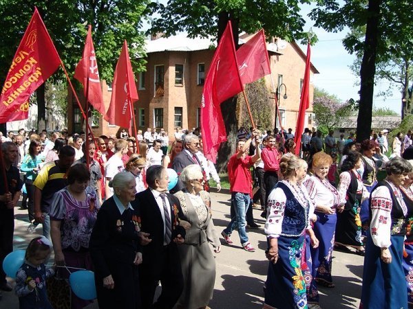 День Перемоги у Нововолинську: гвоздики, георгіївські стрічки, червоні прапори. ФОТО. ВІДЕО