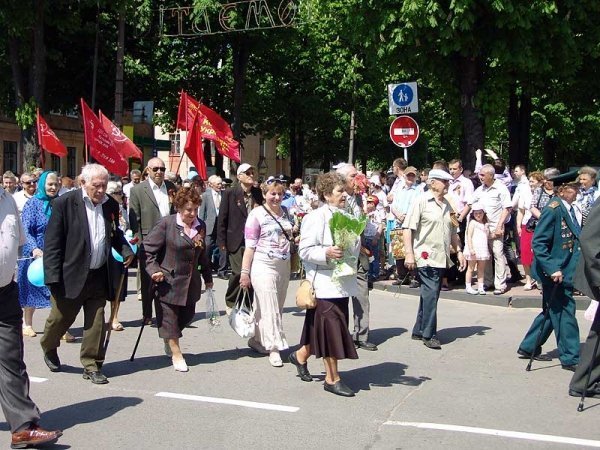 День Перемоги у Нововолинську: гвоздики, георгіївські стрічки, червоні прапори. ФОТО. ВІДЕО