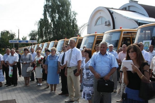 Сільським школам Волині подарували нові автобуси. ФОТО
