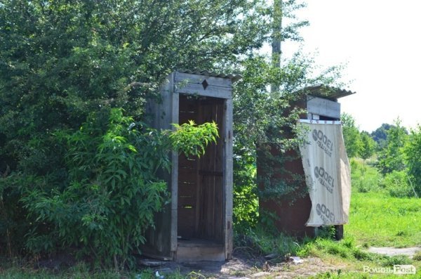 Є на території два туалети 