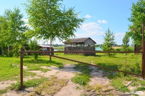 В'їзд до території огороджений. А от вхід - вільний