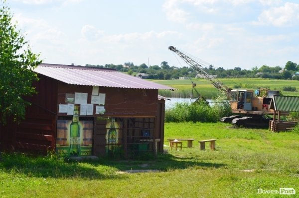 У магазині біля ставка можна купити дрова, пиво, морозиво, але за значно вищими цінами 