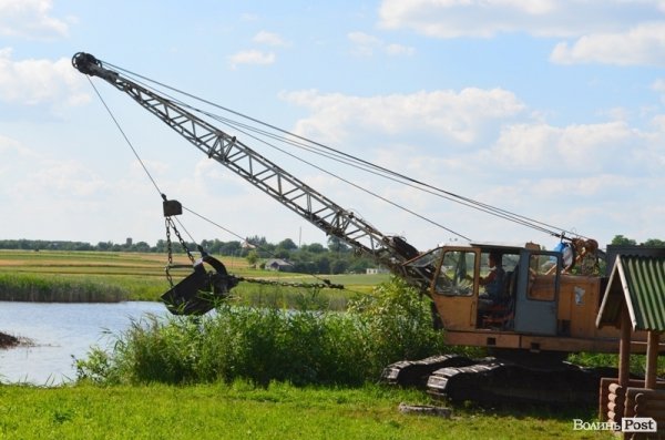 Драглайн розчищає озеро для пляжної зони 