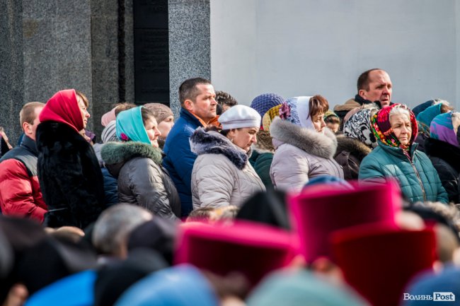 «Силою нашу церкву ніхто не забере»: як у Луцьку прихильники УПЦ (МП) на майдан вийшли. ФОТОРЕПОРТАЖ