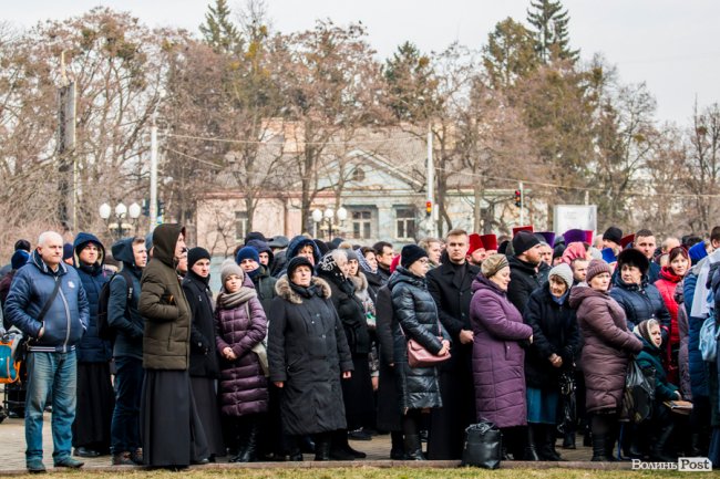 «Силою нашу церкву ніхто не забере»: як у Луцьку прихильники УПЦ (МП) на майдан вийшли. ФОТОРЕПОРТАЖ