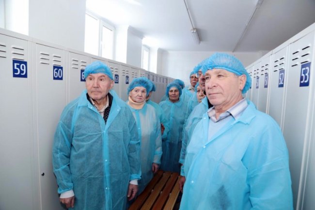 Смак щасливих моментів: луцьким ветеранам показали, як виготовляють ковбасу