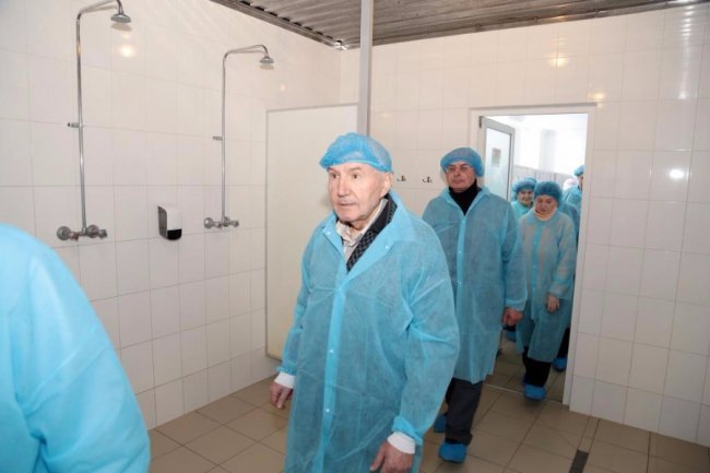 Смак щасливих моментів: луцьким ветеранам показали, як виготовляють ковбасу