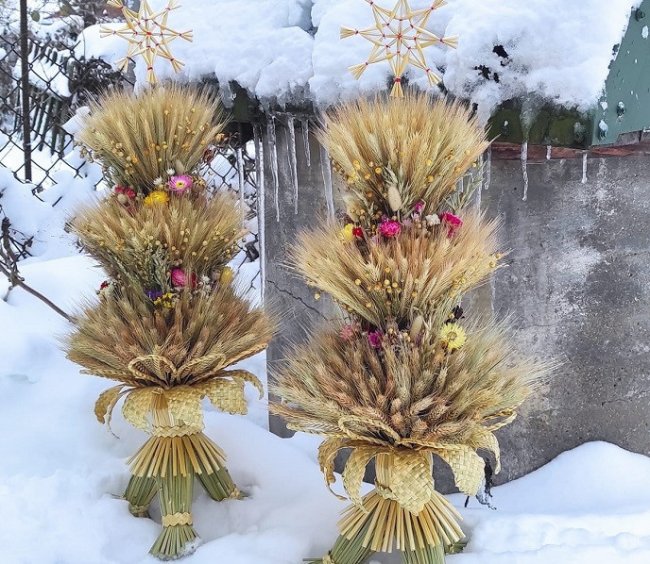 Волинська майстриня 30 років виготовляє різдвяні дідухи та інші солом`яні вироби